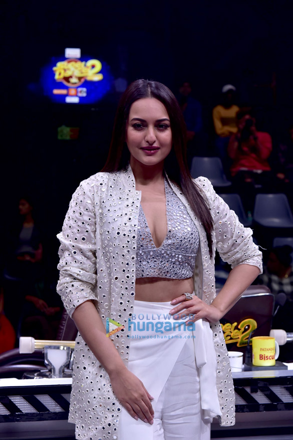 [Image: Sonakshi-Sinha-snapped-on-the-sets-of-Su...er-2-1.jpg]