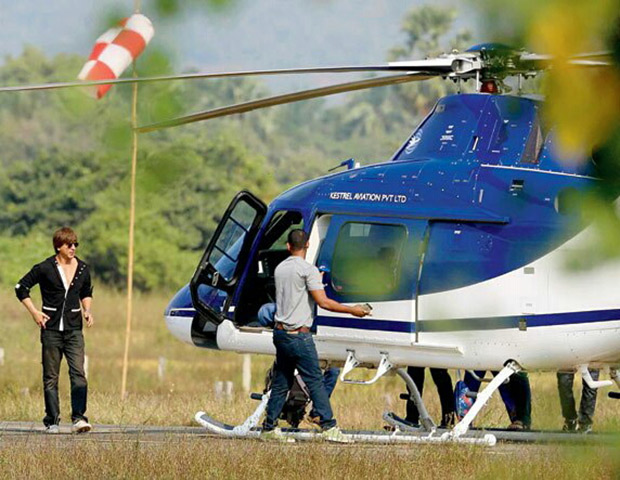 Zero new still: Shah Rukh Khan enters Vasai like a true blue superstar to commence his shoot Zero new still: Shah Rukh Khan enters Vasai like a true blue superstar to commence his shoot